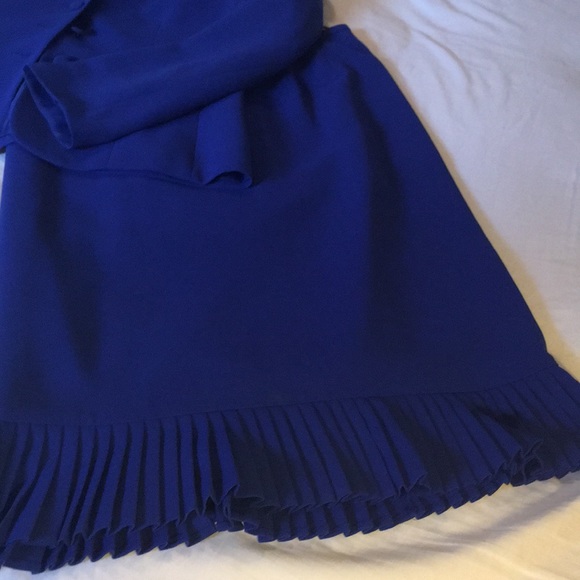 Le Suit brand suit. - Picture 3 of 4